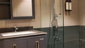 Deluxe Studio, City View | Bathroom | Shower, free toiletries, hair dryer, shampoo