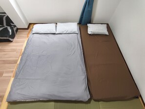 1 bedroom, iron/ironing board, WiFi, bed sheets - 9 minutes from JR Namba Station/Airport Bus Terminal, 6 minutes from JR Ashiwarabashi Station, close to both Shinsaibashi and Kyocera Dome Osaka. 403 Ohara (大阪市浪速区塩草３丁目)