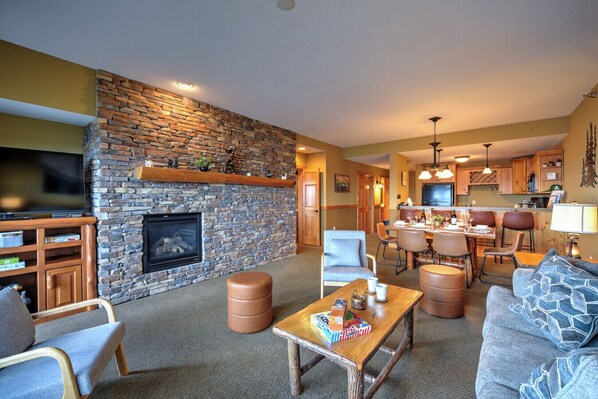 Smart TV, chimenea y oficina 
