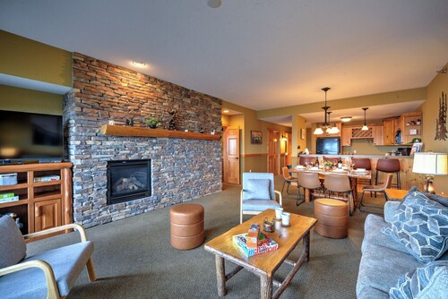 NEW: Two Harbors Superior Lakefront 2BR Retreat | Pool | Hot Tub & Sauna | EV