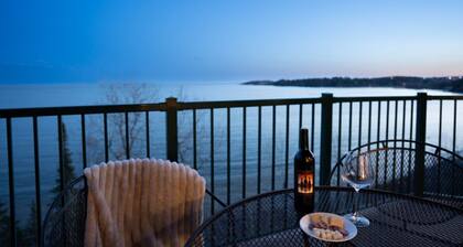 NEW: Two Harbors Superior Lakefront 2BR Retreat | Pool | Hot Tub & Sauna | EV