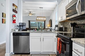 Fridge, microwave, oven, stovetop - Orlando Area Townhome Near Disney Resorts (Davenport)