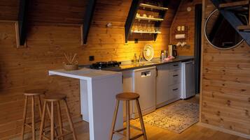 Deluxe Bungalow, Pool View | Private kitchen | Mini-fridge, stovetop, cookware/dishes/utensils