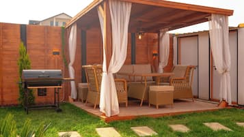 Bungalow Deluxe, vue sur la piscine | Restauration en plein air