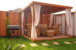 Bungalow Deluxe, vistas a la piscina | Restaurante al aire libre