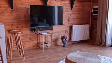 Comfort Bungalow, Pool View | Living area