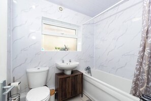 Bathroom - Cosy Home 7 Minutes From Newcastle City Centre (Gateshead)