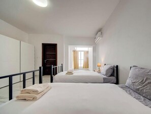 Desk, iron/ironing board, travel cot, WiFi - Spacious 5BR Home w/ Terrace near St Julians (Swieqi)