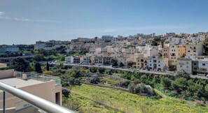 Property grounds - Spacious 5BR Home w/ Terrace near St Julians (Swieqi)