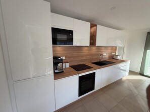Kühlschrank, Mikrowelle, Ofen, Geschirrspüler
