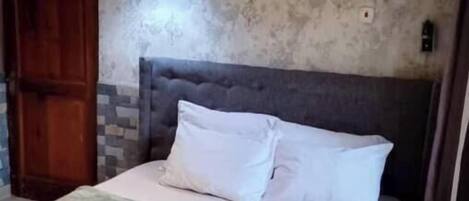 1 habitación, tabla de planchar con plancha, wifi y ropa de cama