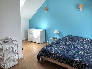 Tabla de planchar con plancha y ropa de cama 