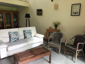 Living area - Gîte in the heart of nature, 10 km from the ocean (SURZUR)