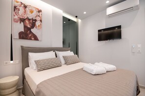 Iron/ironing board, free WiFi, bed sheets - Premium Seaview Suite with Heated Pool and Private Parking (Rethymno Town)