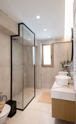 Shower, hair dryer, towels - Premium Seaview Suite with Heated Pool and Private Parking (Rethymno Town)