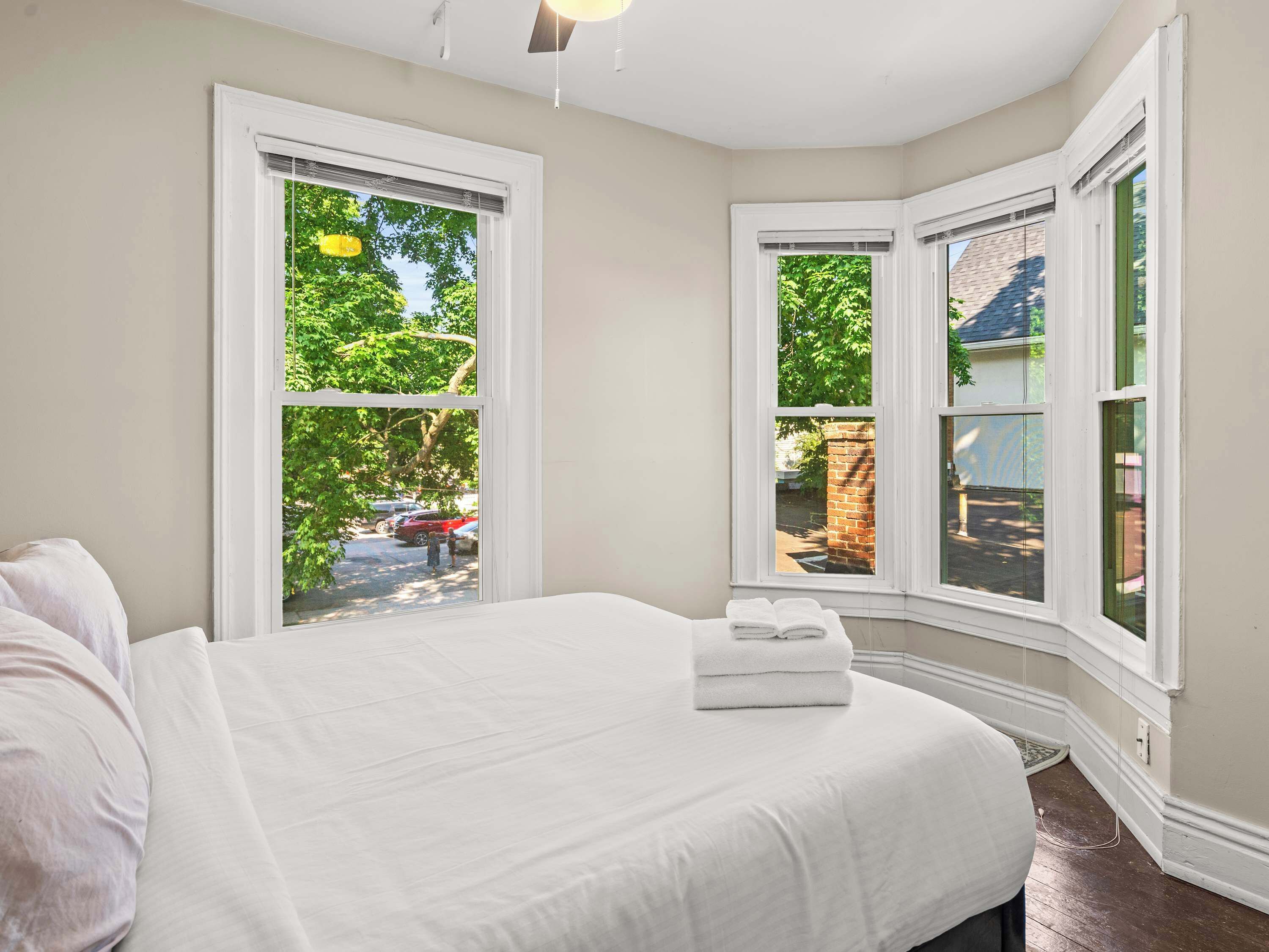 6 bedrooms, iron/ironing board, WiFi, bed sheets