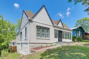 A single-story house with a gabled roof, a front porch, and a stone foundation. - Walk to Amphitheater, Bjcc & Stadium: 1920s Gem! (Birmingham)