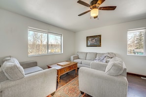 A living room with a sofa, armchairs, a coffee table, and a ceiling fan. - Alaskan Adventure Base 2 Mi to Dtwn Wasilla (Wasilla)