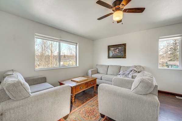 A living room with a sofa, armchairs, a coffee table, and a ceiling fan. - Alaskan Adventure Base 2 Mi to Dtwn Wasilla (Wasilla)
