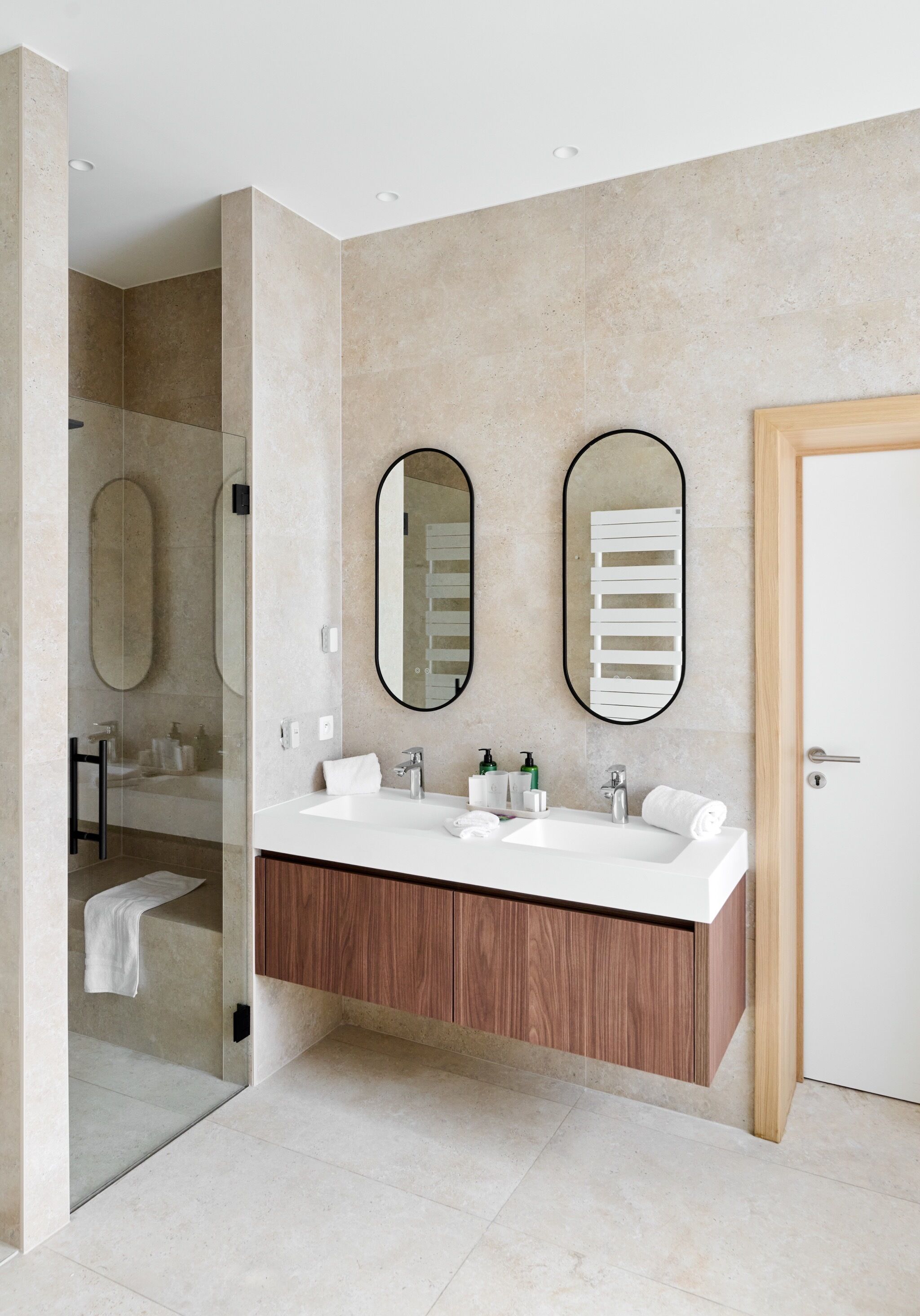 Suite superior | Baño | Artículos de higiene personal gratuitos, secador de pelo y toallas