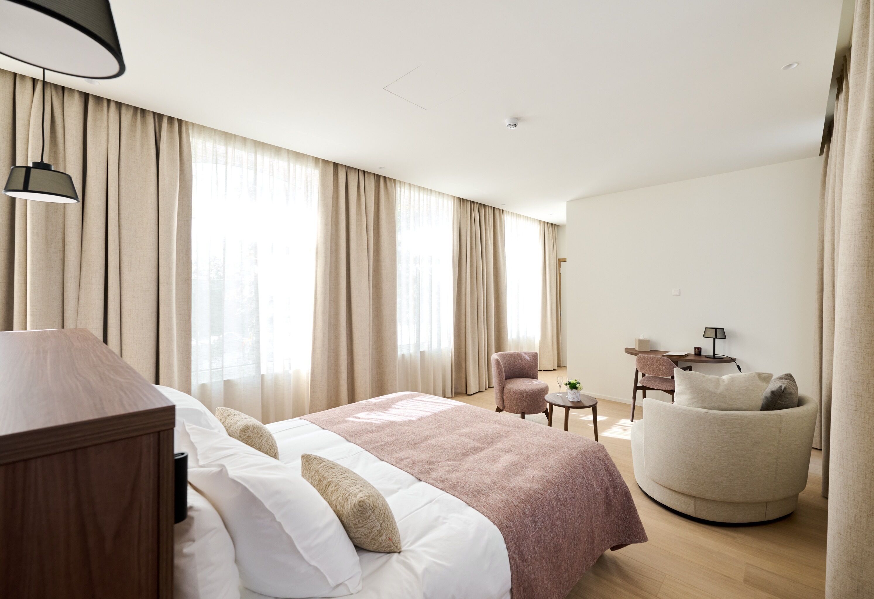 Suite superior | Ropa de cama de alta calidad, caja fuerte, escritorio