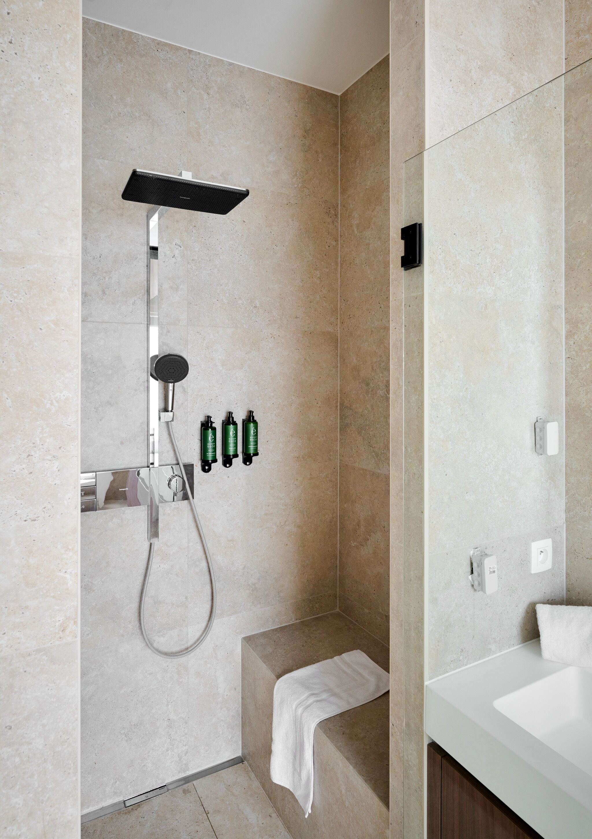 Superior suite | Badkamer | Gratis toiletartikelen, een haardroger, handdoeken, zeep