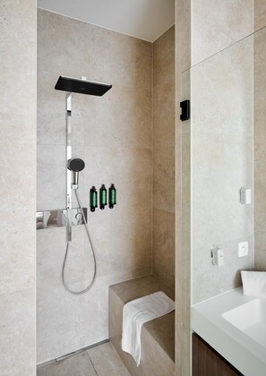 Superior Suite | Bathroom | Free toiletries, hair dryer, towels, soap