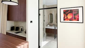 Superior suite | Badkamer | Gratis toiletartikelen, een haardroger, handdoeken, zeep