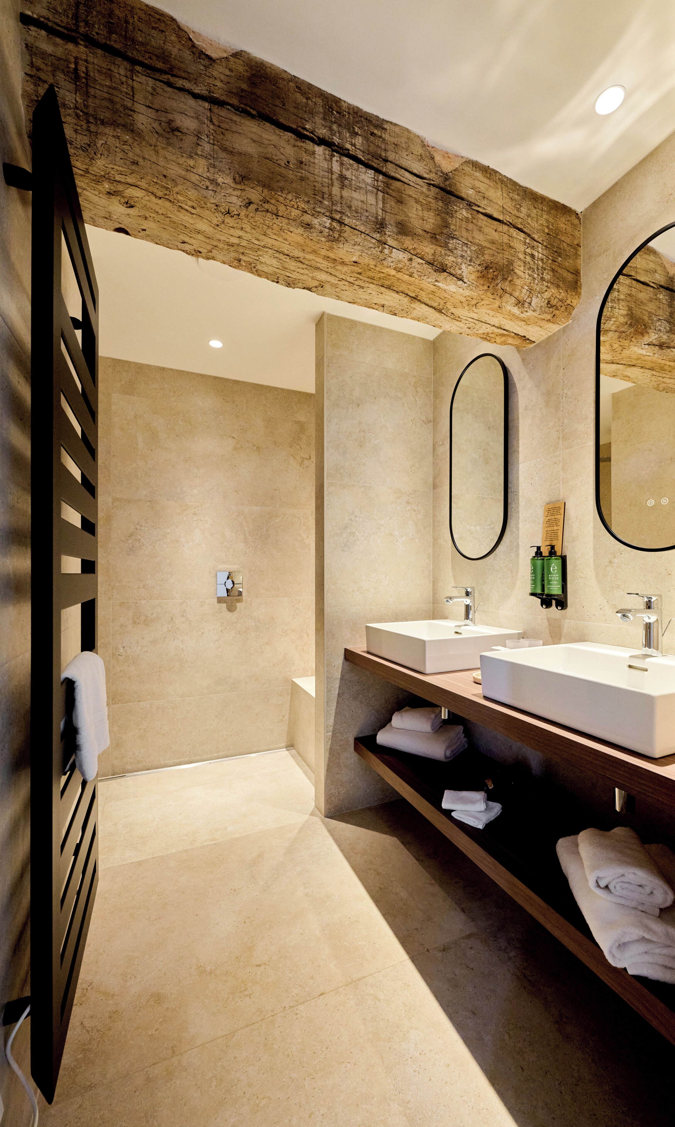 Classic-Doppelzimmer | Badezimmer | Kostenlose Toilettenartikel, Haartrockner, Handtücher, Seife