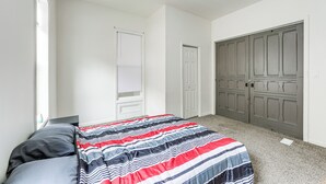 Ein Schlafzimmer mit einem Bett, einem Schrank und einem Fenster.