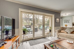 Interior - Backyard Oasis w/ Hot Tub & Greenhouse! Toledo Gem (Toledo)
