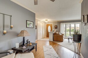 Interior - Backyard Oasis w/ Hot Tub & Greenhouse! Toledo Gem (Toledo)