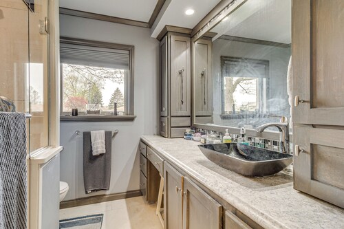 Backyard Oasis w/ Hot Tub & Greenhouse! Toledo Gem