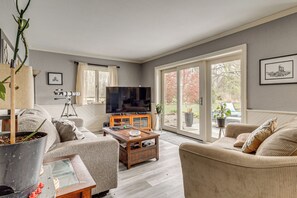 Interior - Backyard Oasis w/ Hot Tub & Greenhouse! Toledo Gem (Toledo)
