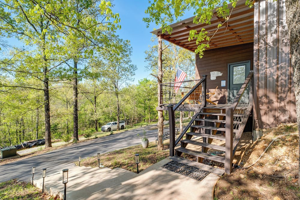 Bike to Mountain Vista! Peaceful Pineville Cabin - Goodman, MO