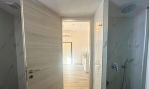 Un baño con ducha, inodoro y lavamanos.