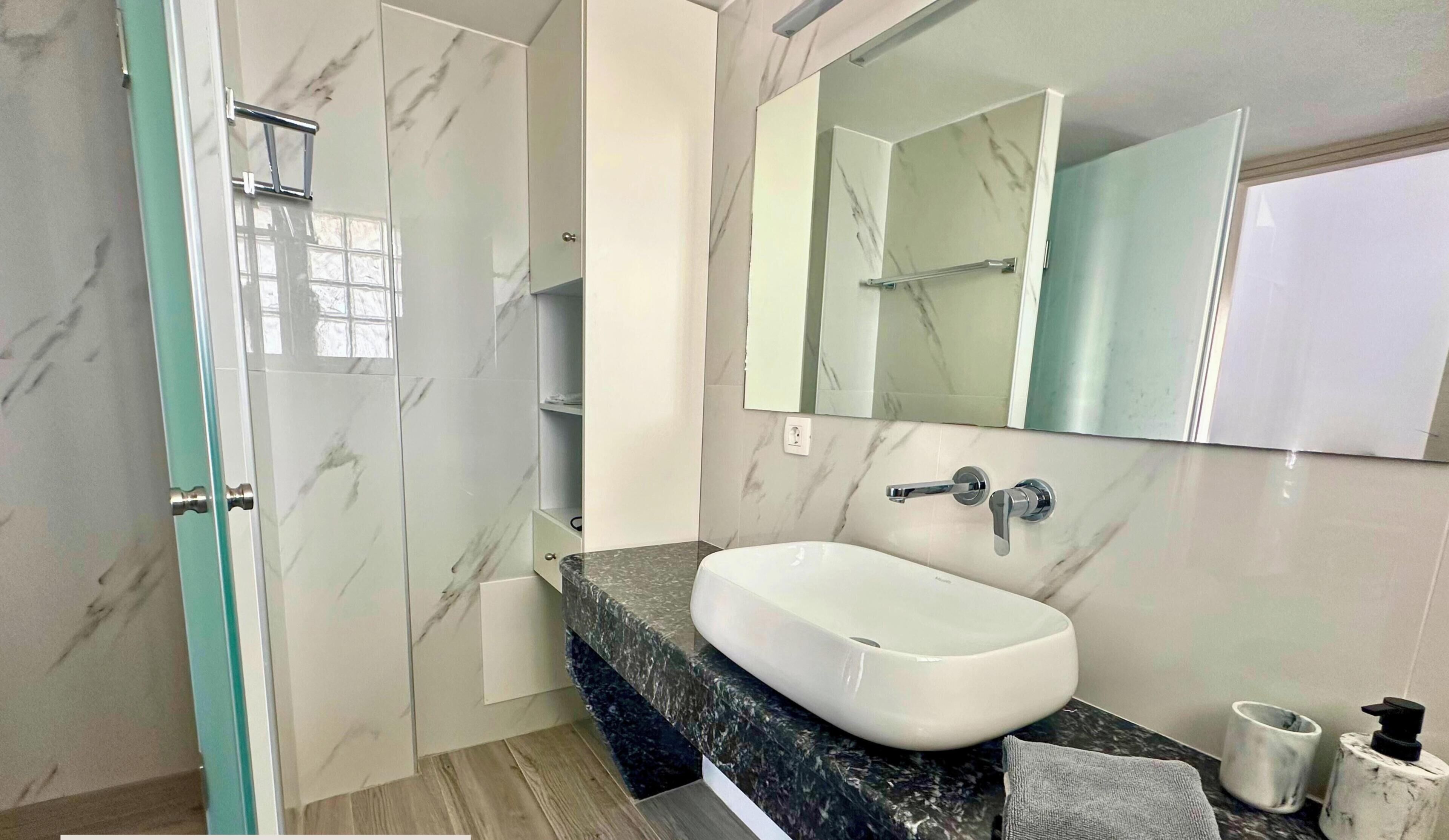 Studio, Balcony, Mountain View | Bathroom