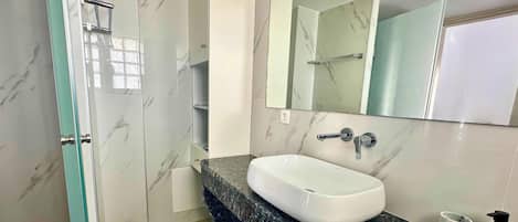 Studio, Balcony, Mountain View | Bathroom