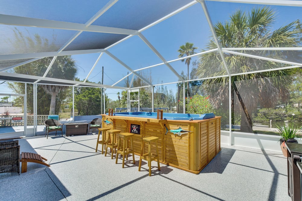 Dockside Hernando Beach Retreat w/ Canal Access - Weeki Wachee River, FL