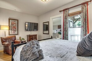Interior - Georgia Belle Near Asheville: Mtn Views & Porch (Weaverville)