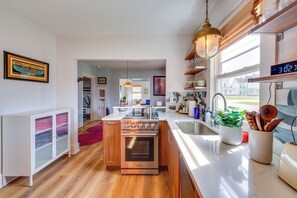 Interior - Explore Dtwn Sandusky! Unique Lake Erie Getaway (Sandusky)