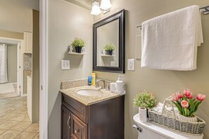 Interior - 12 Mi to Nat'l Mall: Cozy Apt w/ Shared Patio (Springfield)