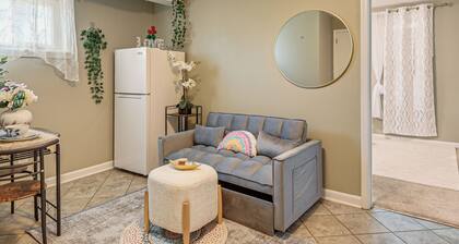 12 Mi to Nat'l Mall: Cozy Apt w/ Shared Patio