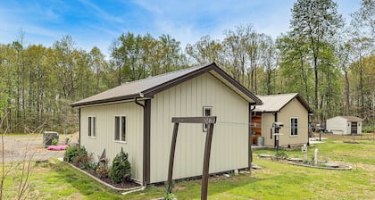 Woodsy + Secluded! Amish Country Retreat in Hartly