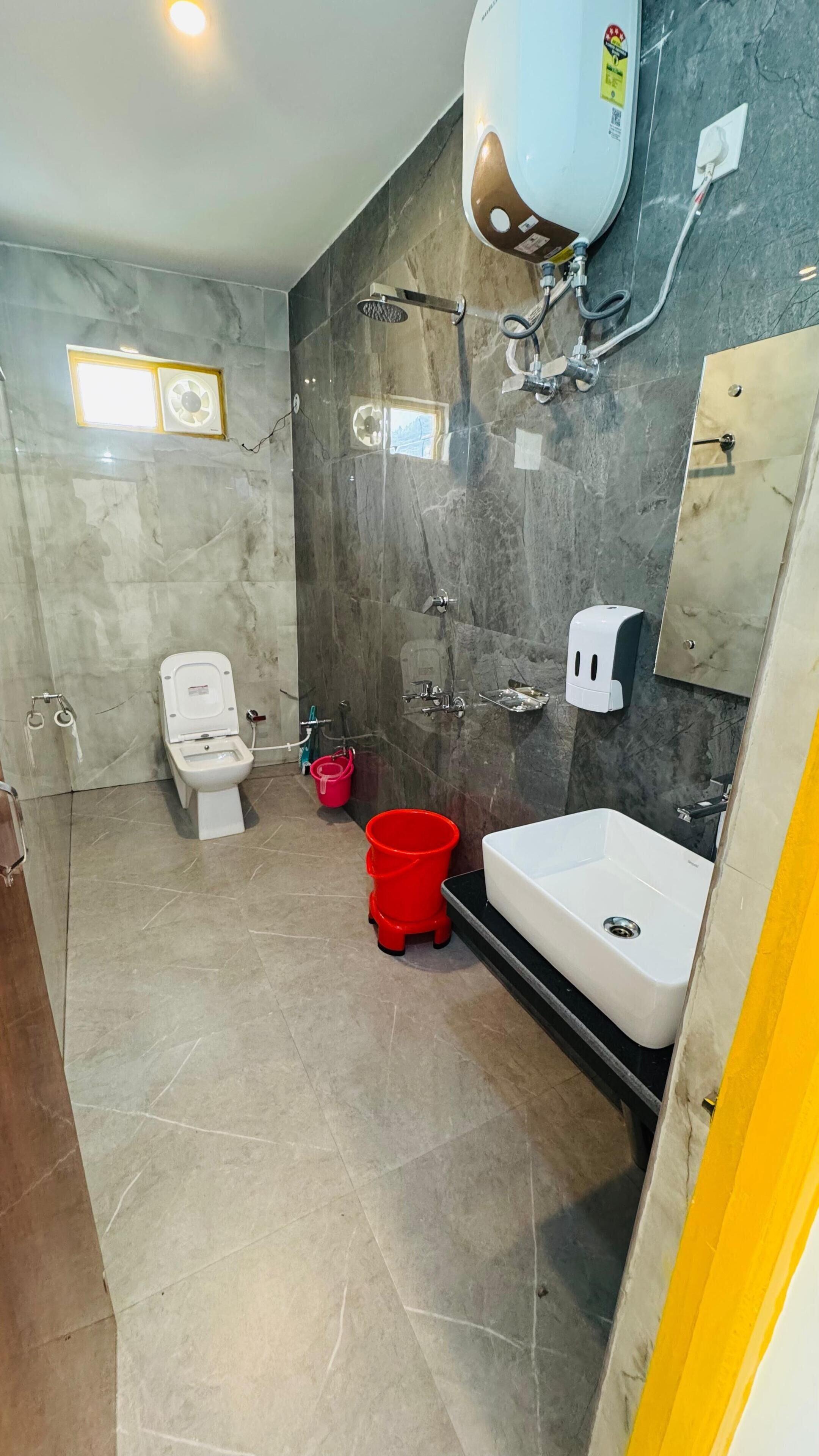 Ducha, toallas, jabón, shampoo