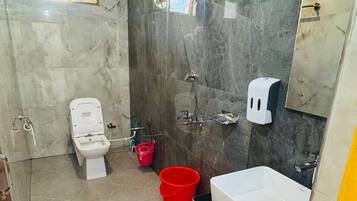 Ducha, toallas, jabón, shampoo
