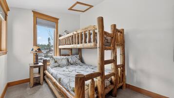 3 slaapkamers, reisbedje, internet, beddengoed