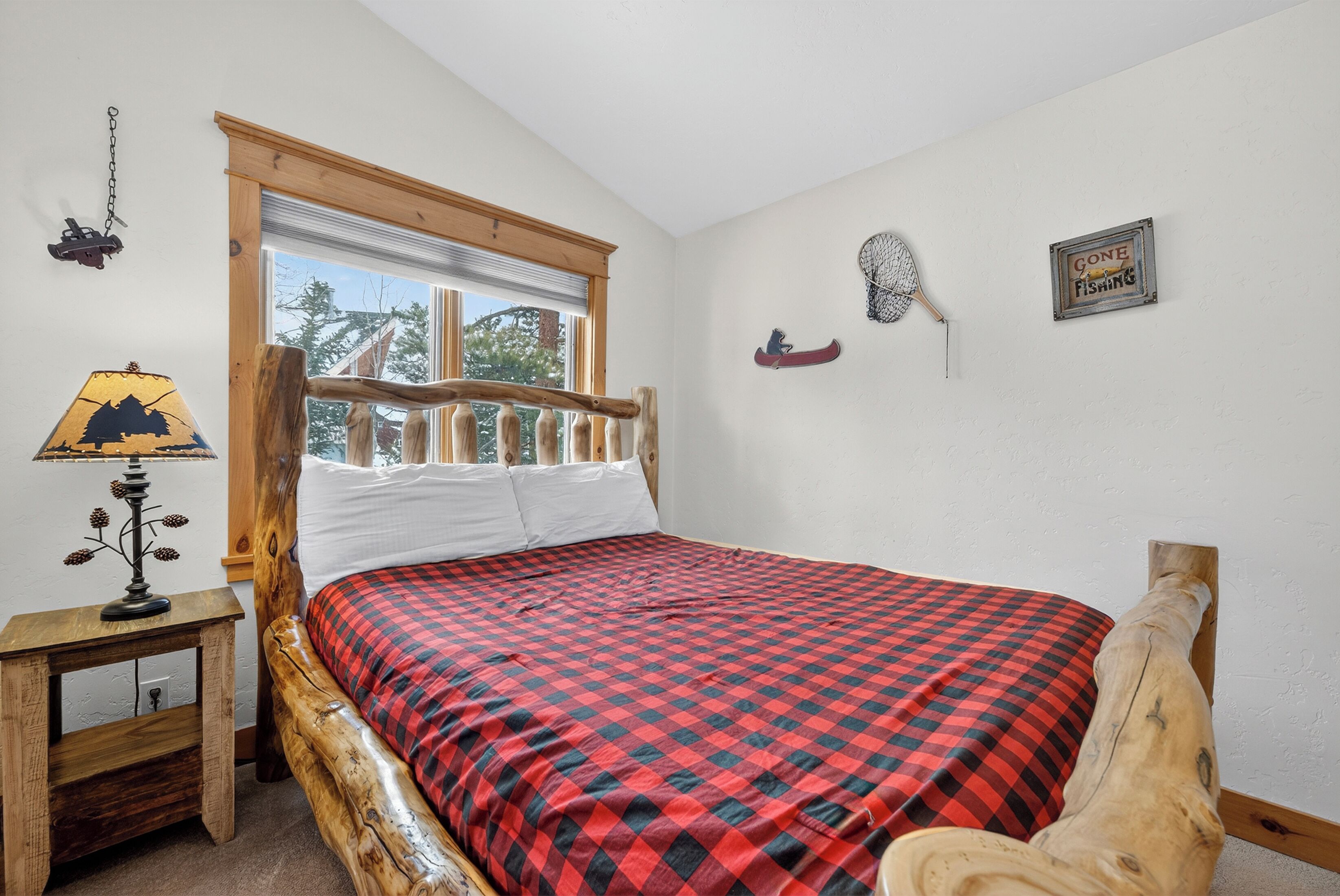 3 bedrooms, travel crib, internet, bed sheets