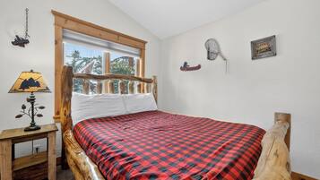 3 bedrooms, travel crib, internet, bed sheets