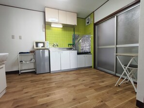 Private kitchen - 1 minute from JR Imamiya station, 2/3 minutes to Namba/Shinsaibashi station by subway, 36 square meters 2DK, Guest house Chine Room 406 (大阪市)